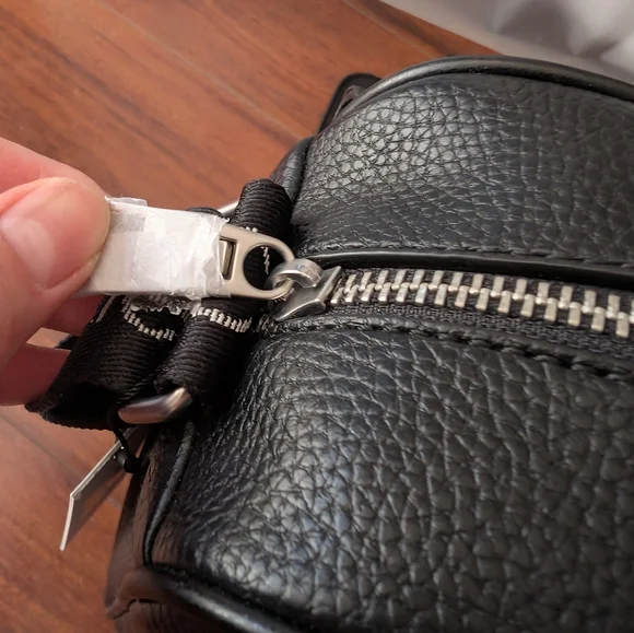 Brand New Calvin Klein Black Leather Messenger Bag - Picture 5 of 7